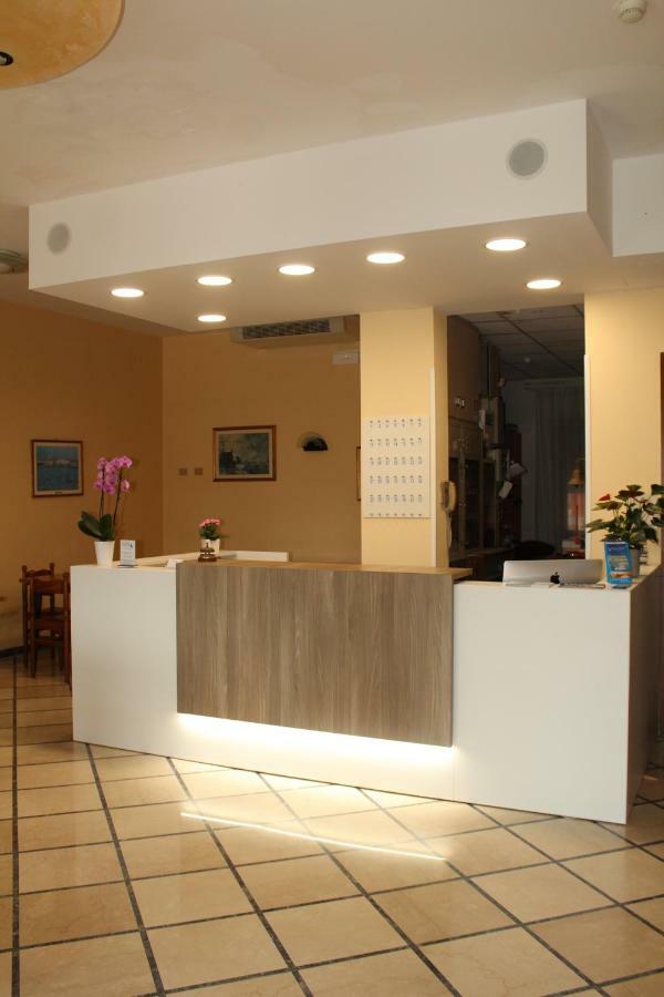 Hotel Caravel Sottomarina Exterior photo