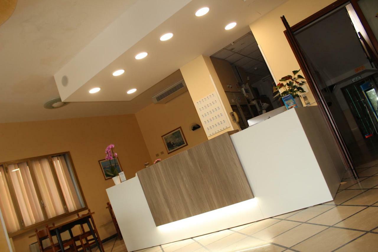 Hotel Caravel Sottomarina Exterior photo
